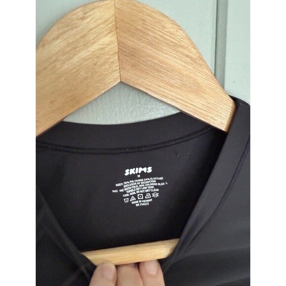 Skims Fits Everybody Short Sleeve T-Shirt M Medium Onyx Black Top Crew Neck - Picture 3 of 5